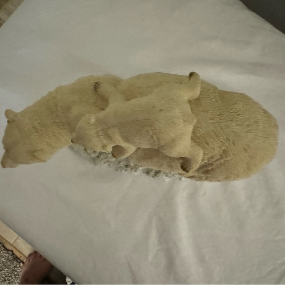 Mama polar bear and baby - Picture 4 of 10